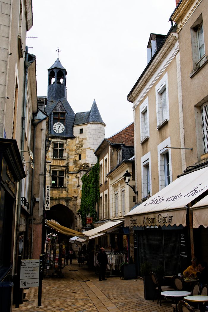 Niort offre un potentiel locatif rare : prix accessibles, demande soutenue et fiscalité avantageuse. Découvrez pourquoi investir ici. Conseils par R&D Patrimoine.